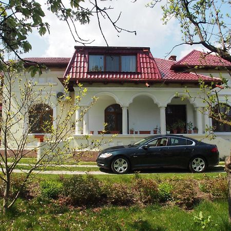Argeselu Garden Villa - Entire Floor Apartment, Exclusive Garden Access Maracineni Екстер'єр фото
