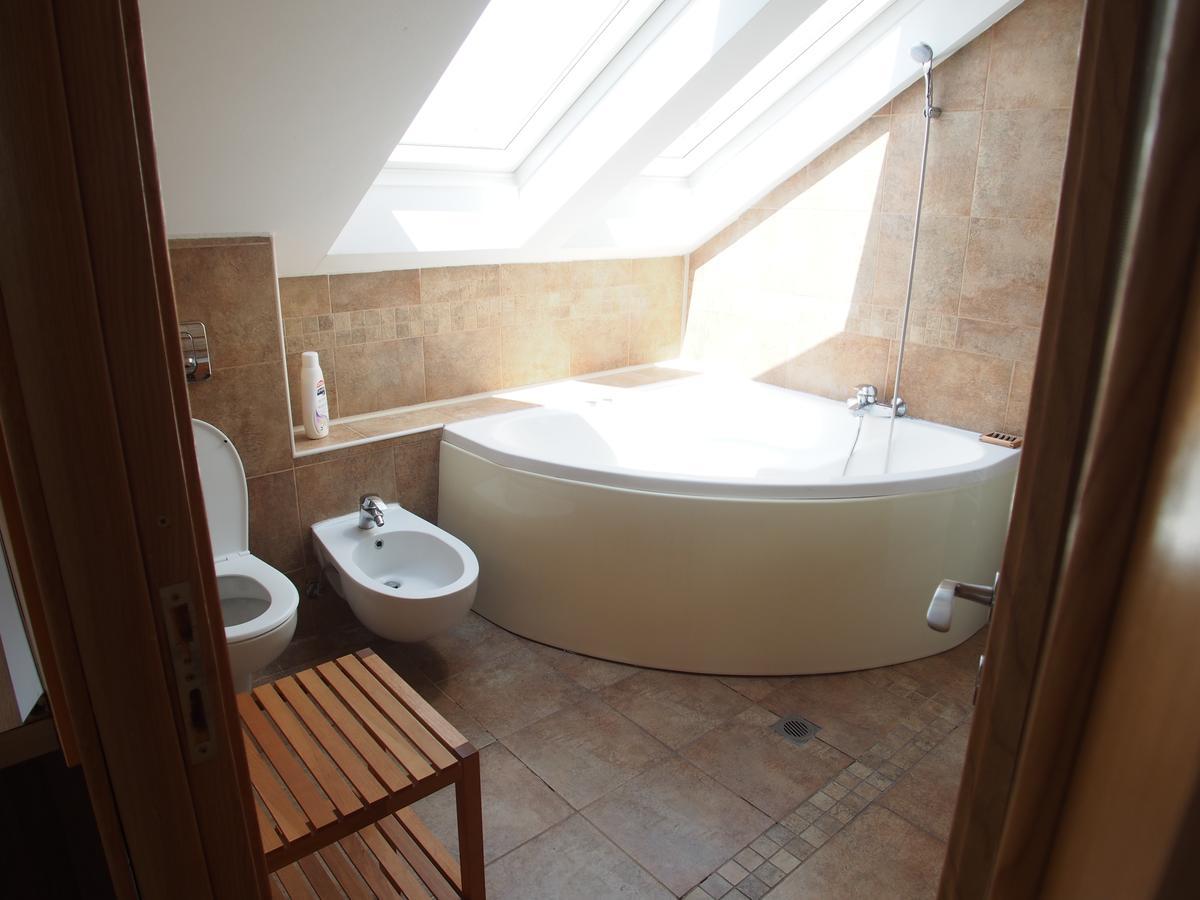 Argeselu Garden Villa - Entire Floor Apartment, Exclusive Garden Access Maracineni Номер фото