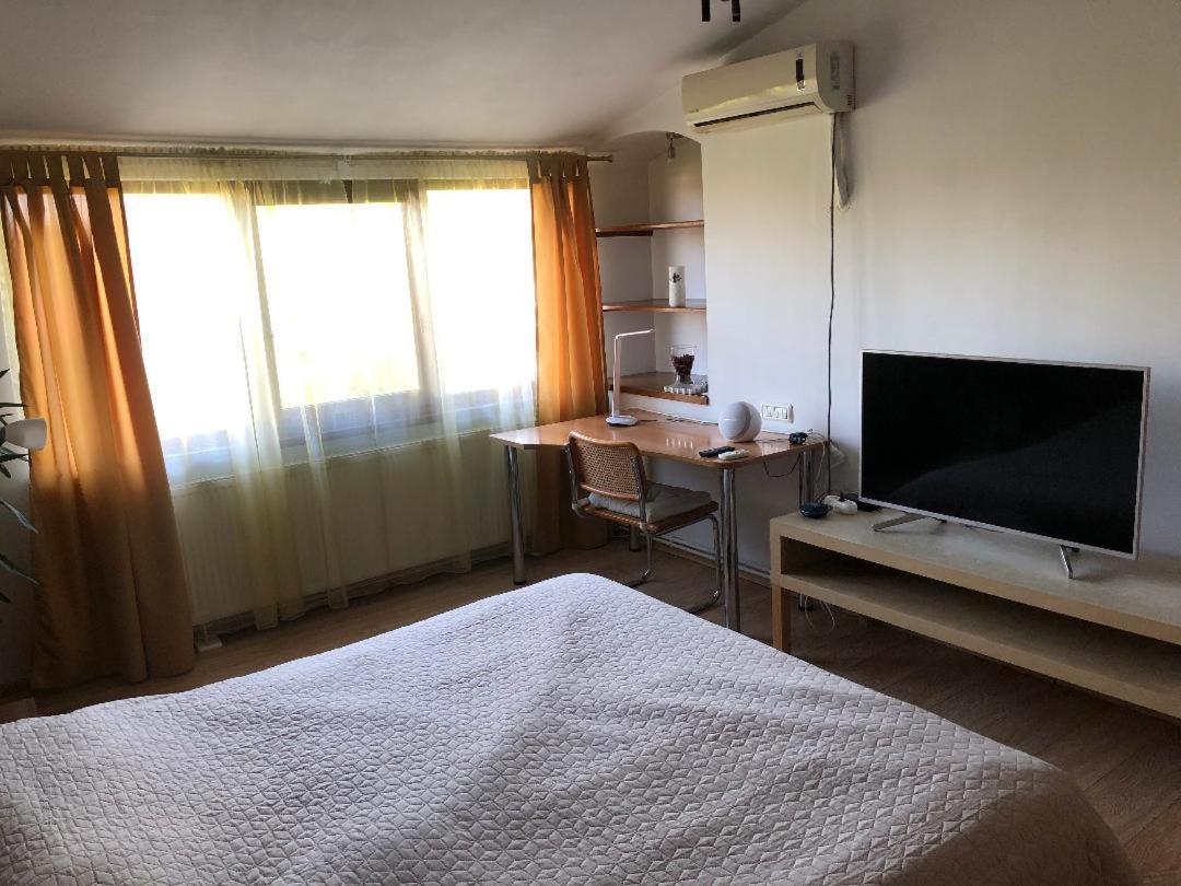 Argeselu Garden Villa - Entire Floor Apartment, Exclusive Garden Access Maracineni Екстер'єр фото