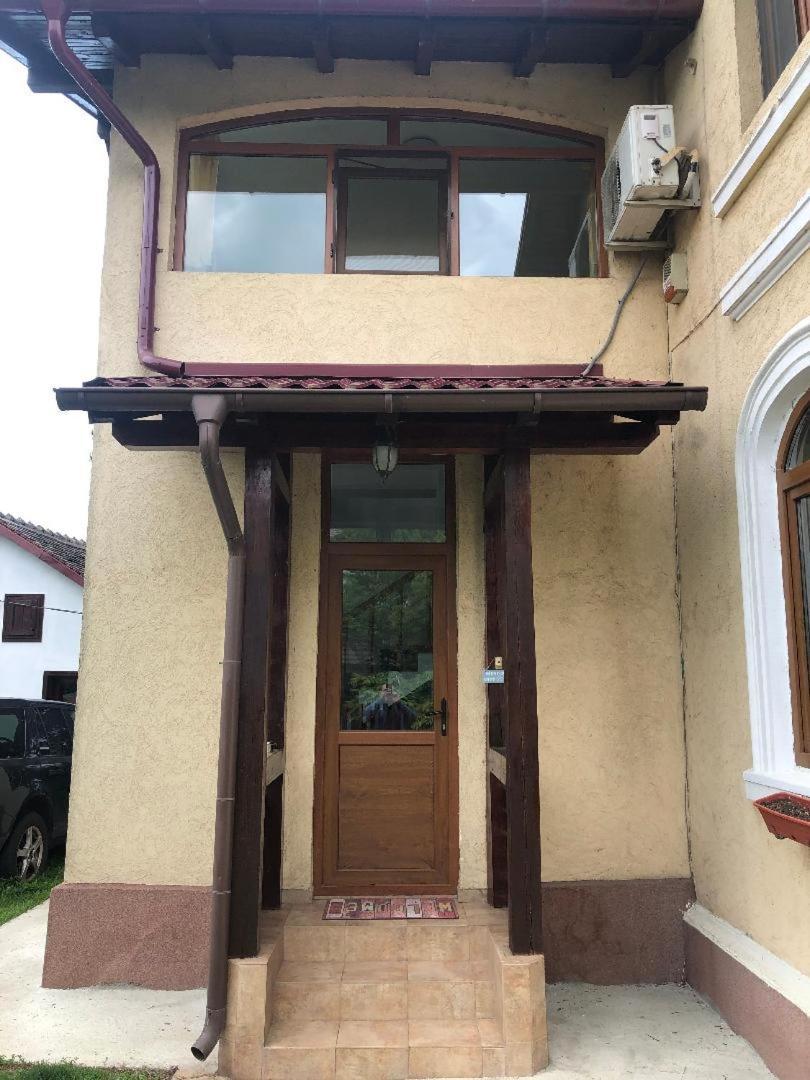 Argeselu Garden Villa - Entire Floor Apartment, Exclusive Garden Access Maracineni Екстер'єр фото