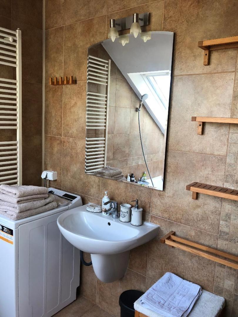 Argeselu Garden Villa - Entire Floor Apartment, Exclusive Garden Access Maracineni Екстер'єр фото